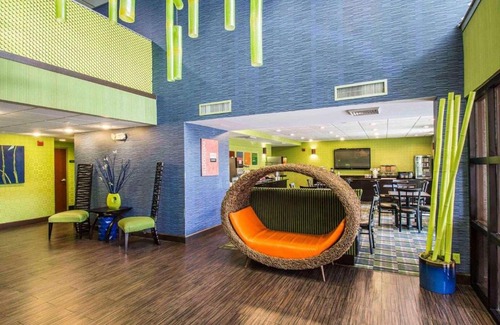 Lantana Hotel | Budget-Friendly Comfort Inn & Suites Lantana with Pool
