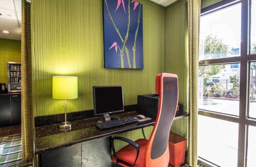 Lantana Hotel | Budget-Friendly Comfort Inn & Suites Lantana with Pool