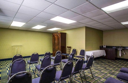 Lantana Hotel | Budget-Friendly Comfort Inn & Suites Lantana with Pool