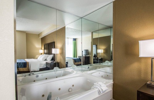 Lantana Hotel | Relax at Comfort Inn & Suites Lantana with Pool & Spa