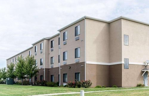 Lawrence Hotel | Comfort Inn & Suites Lawrence - Ideal for Families and Pets