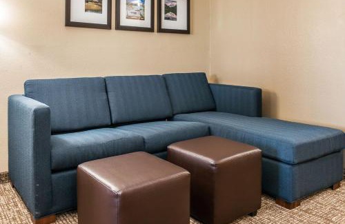 Mount Sterling Hotel | Comfort Inn & Suites: Family-Friendly with Private Pool