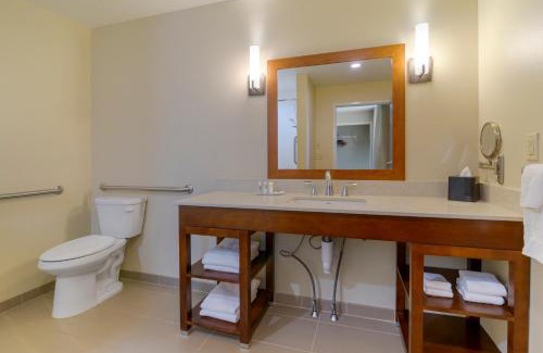 Mandan Hotel | Pet-Friendly Comfort Inn & Suites Mandan with Private Pool