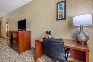 McComb Hotel | Cozy Comfort Inn & Suites: Oceanfront with Pool Access