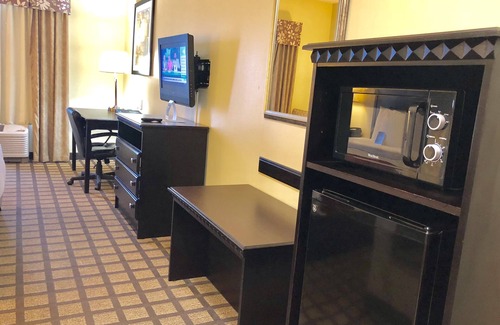 Gunter Afs Hotel | Stylish Comfort Inn & Suites: Accessible Stay with Spa & Dining