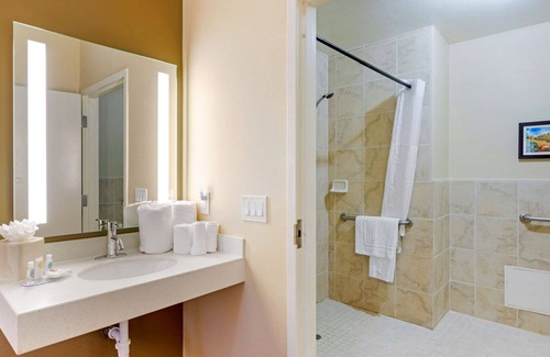 Guasti Hotel | Convenient Comfort Inn & Suites near Ontario Airport