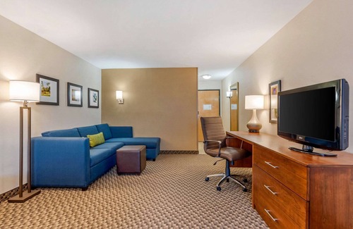 Lincoln Hotel | Relaxing Comfort Inn & Suites near Route 66 with Pool