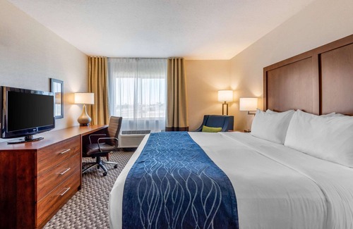 Lincoln Hotel | Relaxing Comfort Inn & Suites near Route 66 with Pool