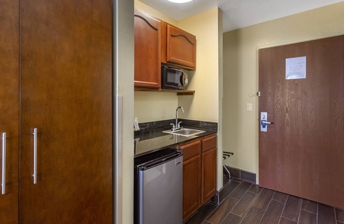 North Aurora Hotel | Comfort Inn & Suites North Aurora: Family-Friendly Escape