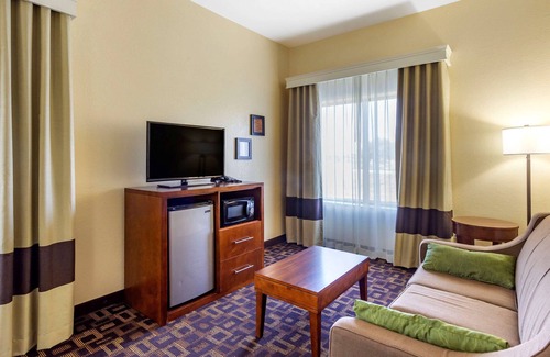 North Aurora Hotel | Comfort Inn & Suites North Aurora: Family-Friendly Escape