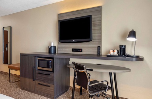 Dallas Hotel | Inviting Comfort Inn & Suites North Dallas with Pool & Spa