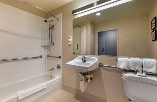 Dallas Hotel | Inviting Comfort Inn & Suites North Dallas with Pool & Spa