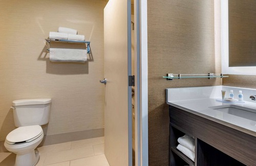 Dallas Hotel | Inviting Comfort Inn & Suites North Dallas with Pool & Spa