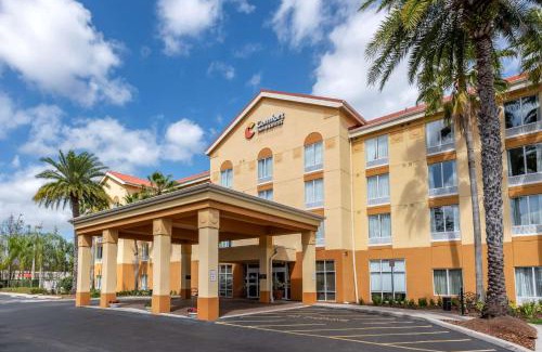 Sanford Hotel | Relaxing Comfort Inn & Suites Orlando North with Pool Access