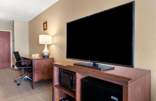 Sanford Hotel | Relaxing Comfort Inn & Suites Orlando North with Pool Access