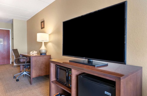 Sanford Hotel | Inviting Comfort Inn & Suites Orlando North with Pool Access
