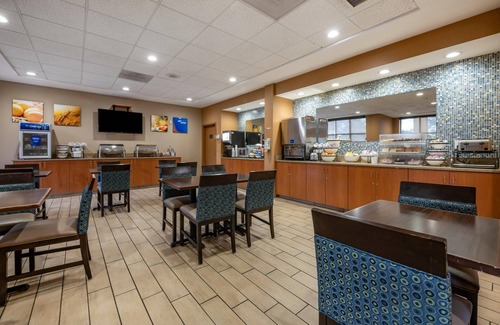 Sanford Hotel | Inviting Comfort Inn & Suites Orlando North with Pool Access