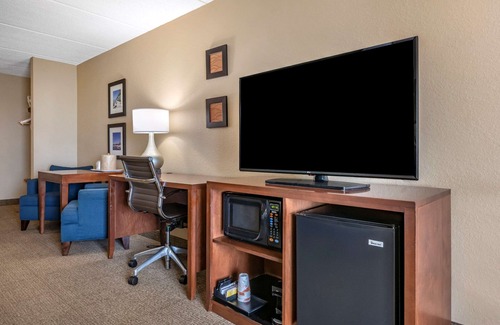 Sanford Hotel | Inviting Comfort Inn & Suites Orlando North with Pool Access