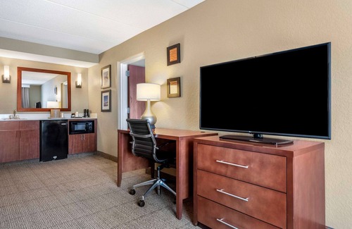 Sanford Hotel | Inviting Comfort Inn & Suites Orlando North with Pool Access