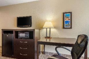 Perry Hotel | Ideal Comfort Inn & Suites Near Perry National Fairgrounds