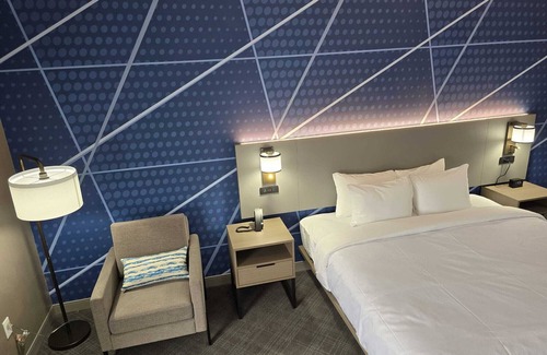 Prince George Hotel | Discover Comfort at Inn & Suites Fort Gregg-Adams