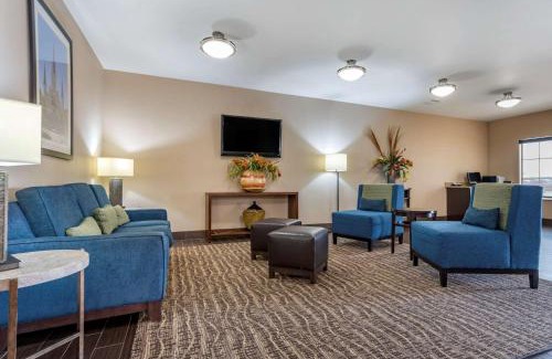 Scott Hotel | Guest Rated Comfort Inn & Suites with Pool and Breakfast