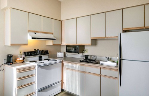 Haller Lake Hotel | Cozy Comfort Inn & Suites Seattle North with Spa & Dining