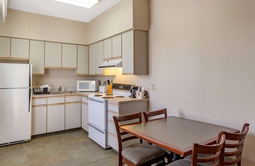 Haller Lake Hotel | Cozy Comfort Inn & Suites Seattle North with Spa & Dining