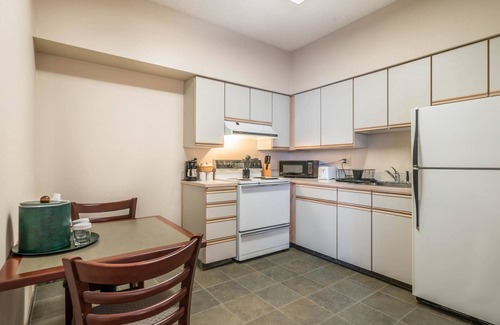 Haller Lake Hotel | Cozy Comfort Inn & Suites Seattle North with Spa & Dining