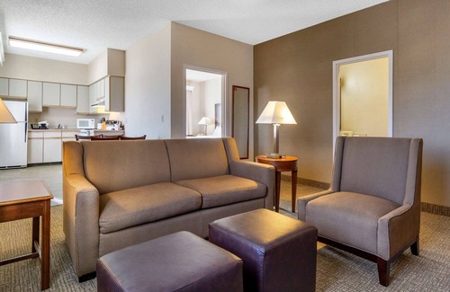 Haller Lake Hotel | Cozy Comfort Inn & Suites Seattle North with Spa & Dining