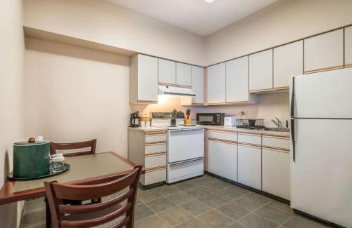Haller Lake Hotel | Pet-Friendly Comfort Inn & Suites Seattle North Awaits You