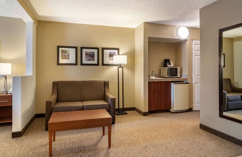 Suwanee Hotel | Cozy Comfort Inn & Suites Suwanee - Sugarloaf with Pool