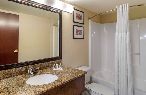 Suwanee Hotel | Cozy Comfort Inn & Suites Suwanee - Sugarloaf with Pool