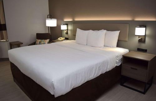 Syracuse Hotel | Convenient Comfort Inn & Suites Syracuse with Family Amenities