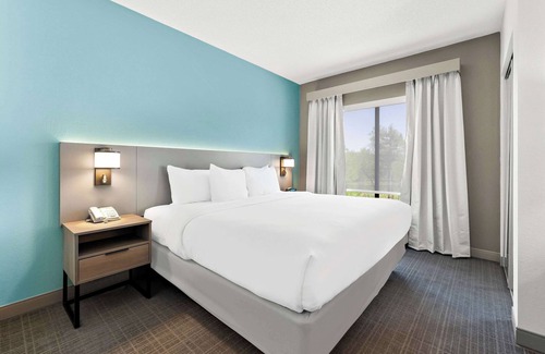Tunkhannock Hotel | Cozy Comfort Inn & Suites with Pool and Breakfast Included