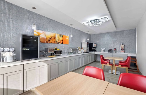 Mason City Hotel | Comfortable Quality Inn & Suites with Pool and Breakfast
