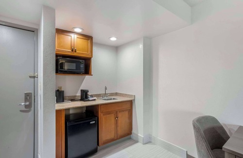 Voorhees Hotel | Comfort Inn & Suites Voorhees/Mt. Laurel with Pool Access