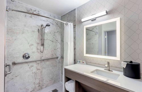 Voorhees Hotel | Comfort Inn & Suites Voorhees/Mt. Laurel with Pool Access