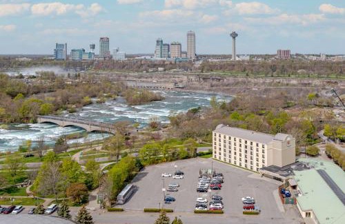 Downtown Niagara Falls Hotel | Eco-Friendly Comfort Inn The Pointe with Breakfast & Hot Tub