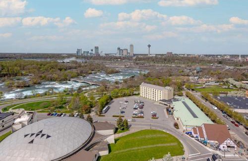 Downtown Niagara Falls Hotel | Eco-Friendly Comfort Inn The Pointe with Breakfast & Hot Tub