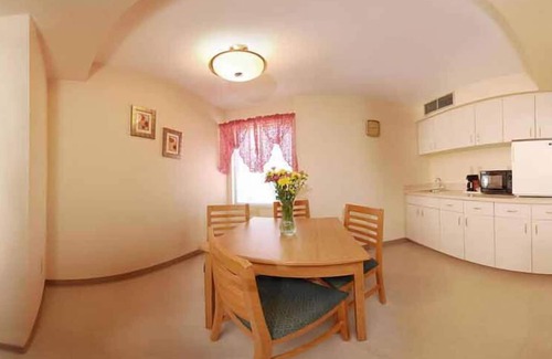 Revloc Hotel | Comfort Inn: Rated 8.6/10 with Pool & Spa Amenities