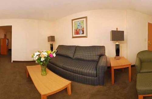 Revloc Hotel | Comfort Inn: Rated 8.6/10 with Pool & Spa Amenities
