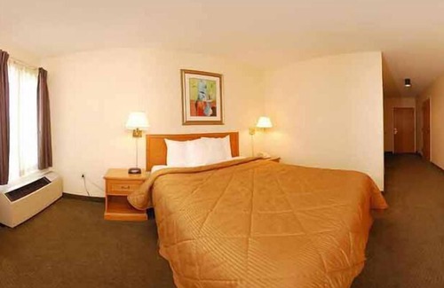 Revloc Hotel | Comfort Inn: Rated 8.6/10 with Pool & Spa Amenities