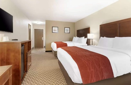 Revloc Hotel | Comfort Inn: Rated 8.6/10 with Pool & Spa Amenities