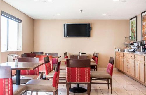 Fergus Falls Hotel | Pet-Friendly Comfort Inn with Oceanfront Views & Pool Access