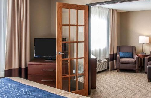 Fergus Falls Hotel | Pet-Friendly Comfort Inn with Oceanfront Views & Pool Access