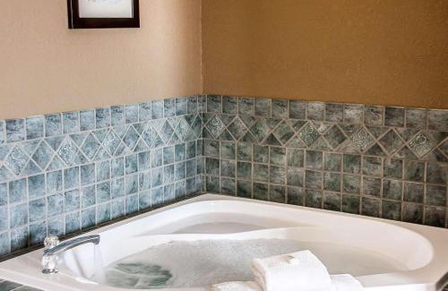 Fergus Falls Hotel | Pet-Friendly Comfort Inn with Oceanfront Views & Pool Access