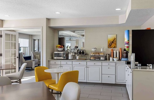 Painesville Hotel | Comfort Inn: Family-Friendly Hotel with Pool & Breakfast