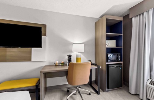 Painesville Hotel | Comfort Inn: Family-Friendly Hotel with Pool & Breakfast