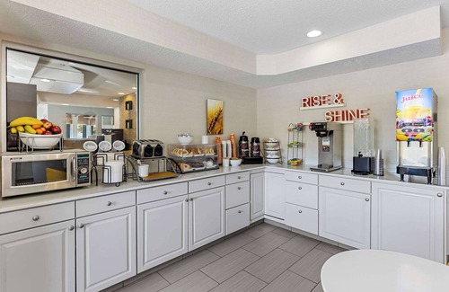 Painesville Hotel | Comfort Inn: Family-Friendly Hotel with Pool & Breakfast